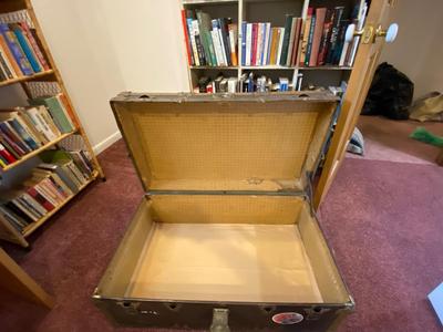 ANTIQUE FOOT LOCKER/TRUNK
