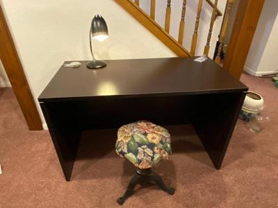 NEWER CONTEMPORARY DESK, VINTAGE CAST IRON AND WOOD STOOL AND A DESK LAMP