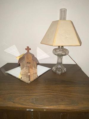 VINTAGE OIL LAMP CONVERTED TO A TABLE LAMP, A TIN AND WOOD BIRD HOUSE WITH FLAT DECORATIVE MIRROR