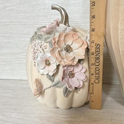 LOT 182F: Rustic Autumnal Home Decor Collection: Floral Pumpkin & Vases