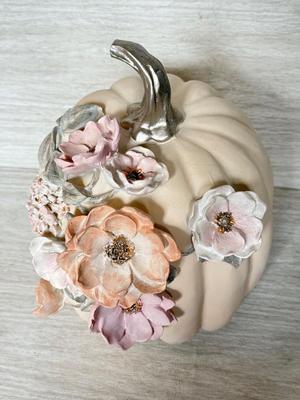 LOT 182F: Rustic Autumnal Home Decor Collection: Floral Pumpkin & Vases