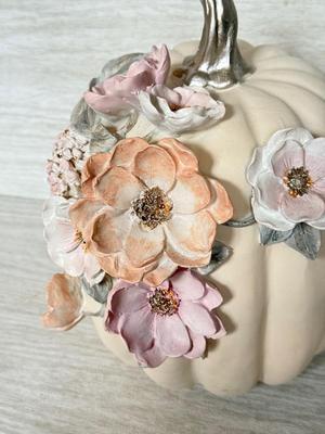 LOT 182F: Rustic Autumnal Home Decor Collection: Floral Pumpkin & Vases