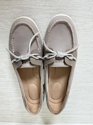 LOT 185K: Women's Size 7.5 Sperry Leather Shoes