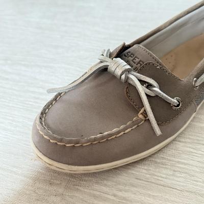 LOT 185K: Women's Size 7.5 Sperry Leather Shoes