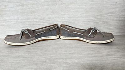 LOT 185K: Women's Size 7.5 Sperry Leather Shoes