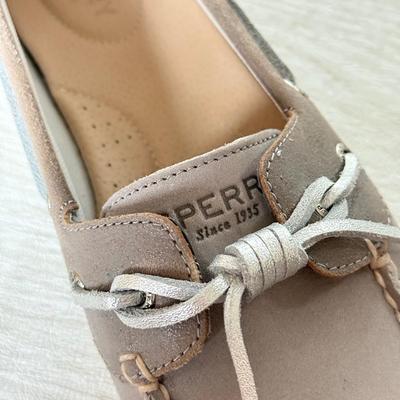 LOT 185K: Women's Size 7.5 Sperry Leather Shoes