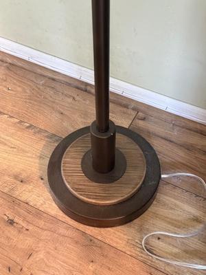 LOT 300F: Metal Base Leaf Design Floor Lamp (68")
