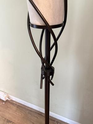 LOT 300F: Metal Base Leaf Design Floor Lamp (68")