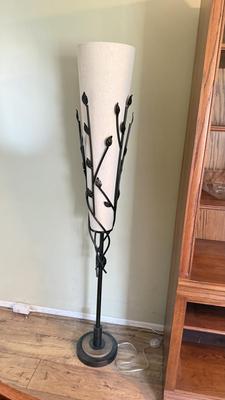 LOT 300F: Metal Base Leaf Design Floor Lamp (68")