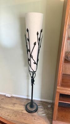 LOT 300F: Metal Base Leaf Design Floor Lamp (68")