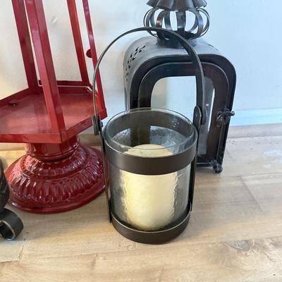 LOT 305L: Home Decor Lantern & Candle Holder Collection