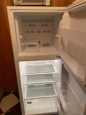 Kenmore Refridgerater - works - 5' tall, 2' wide, 2' 2" deep