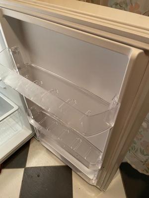 Kenmore Refridgerater - works - 5' tall, 2' wide, 2' 2" deep