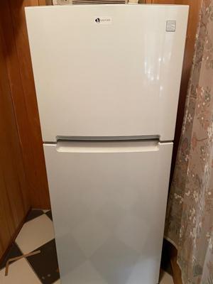 Kenmore Refridgerater - works - 5' tall, 2' wide, 2' 2" deep