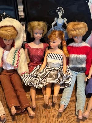 Vintage Set of 6 Barbies, 2 Ken's and 2 Cases