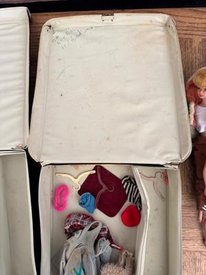 Vintage Set of 6 Barbies, 2 Ken's and 2 Cases