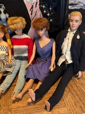Vintage Set of 6 Barbies, 2 Ken's and 2 Cases