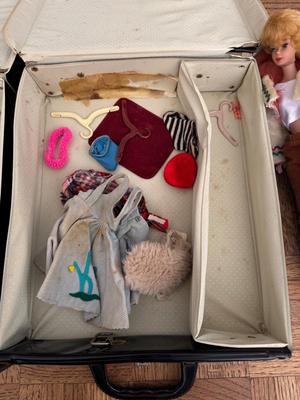 Vintage Set of 6 Barbies, 2 Ken's and 2 Cases