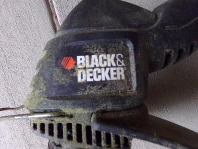 Black & Decker lawn trimmer/weed whacker. Corded 120vAC. Tested