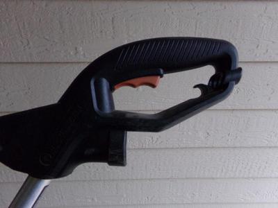 Black & Decker lawn trimmer/weed whacker. Corded 120vAC. Tested