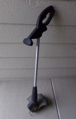 Black & Decker lawn trimmer/weed whacker. Corded 120vAC. Tested