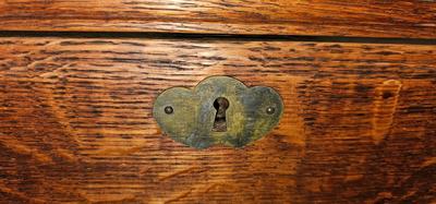 Antique chest of drawers