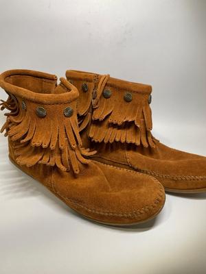 Women’s Minnetonka moccasins. Size 9.5