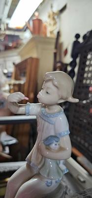 Lladro #1080 Gloss glaze finish Girl with Doll 7" tall