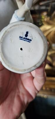 Lladro #1080 Gloss glaze finish Girl with Doll 7" tall