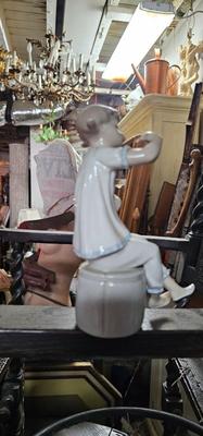 Lladro #1080 Gloss glaze finish Girl with Doll 7" tall