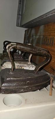 6 Cast Iron Irons! Instant collection!