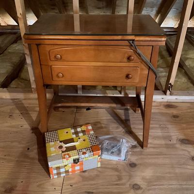 A1440 Vintage Singer Sewing Table with Machine and Accessories