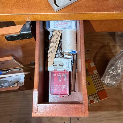 A1440 Vintage Singer Sewing Table with Machine and Accessories