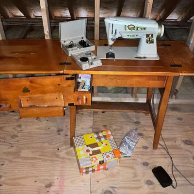 A1440 Vintage Singer Sewing Table with Machine and Accessories