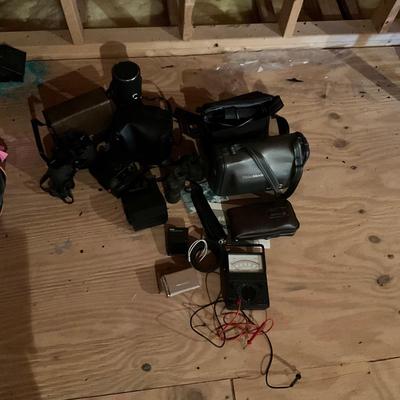 A1442 Vintage Camera and Accessory Collection Lot