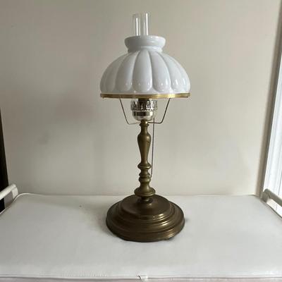 UBL1446 Vintage Milk Glass Lamp