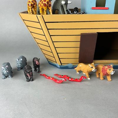 MR1448 Byers' Choice Wooden Noah's Ark Set
