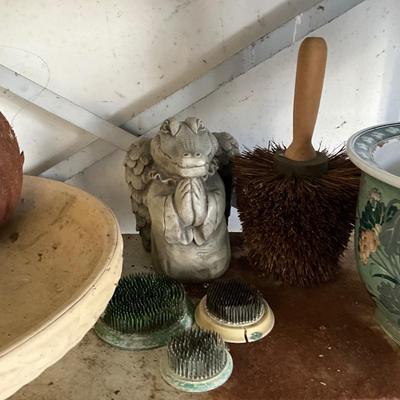 G1483 Lot of Garden Decor