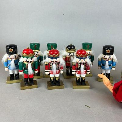 A1487 Anna Lee Dolls & Nutcrackers