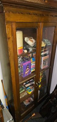 Vintage display cabinet with 2 glass doors on front