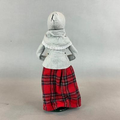 SER1494 1987 Byers' Choice "Caroler with Muff"