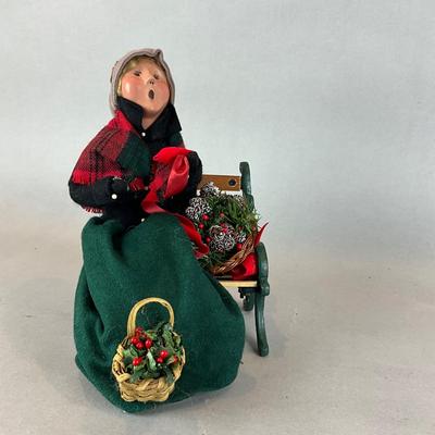 SR1495 2002 Byers' Choice Caroler on Bench" Winterthur