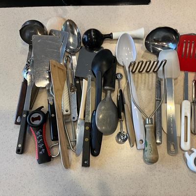 K1509 Large Lot of Kitchen Utensils