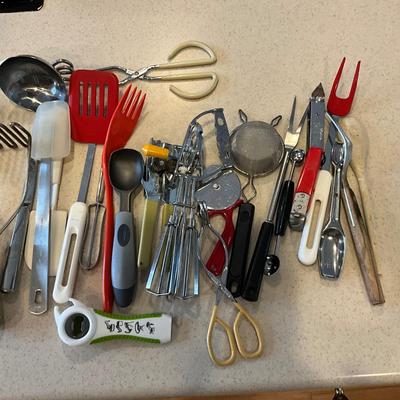 K1509 Large Lot of Kitchen Utensils