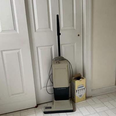 K1511 Electrolux Discovery II Vacuum and Bags