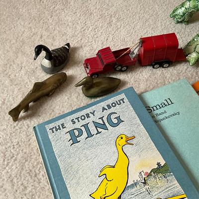 UBR1542 Large Lot of Children's Books and Vintage Toys