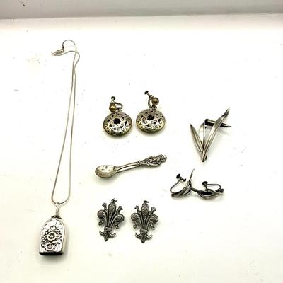 D1566 Large Sterling Silver Jewelry Lot