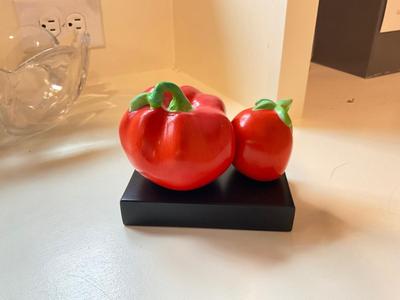 K593 Pair of Tomato Sculpture by Jan Kirsh