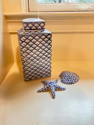 K598 Blue and White Oriental Covered Tea Jar with Starfish and Sea Shell Decor