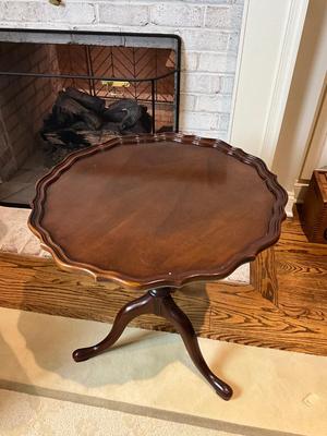 L603 Mahogany Piecrust Table